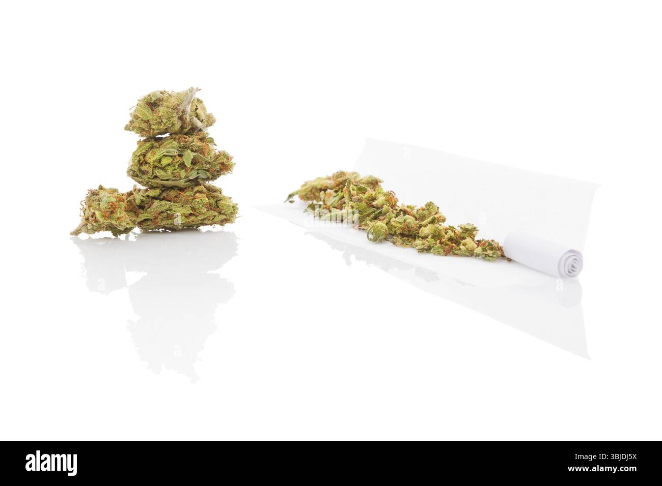 Fumare marijuana. Abuso di cannabis. Bocciolo di marijuana, hashish e articolazioni arrotolate isolate su sfondo bianco Foto Stock