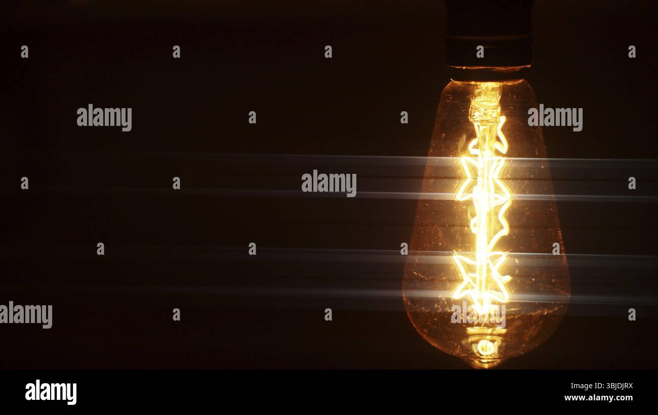 Riproduzione di lampadine Edison vintage su sfondo nero Foto Stock