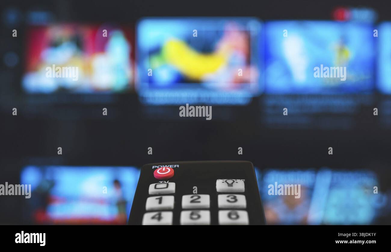 Telecomando con puntamento su Smart TV Foto Stock