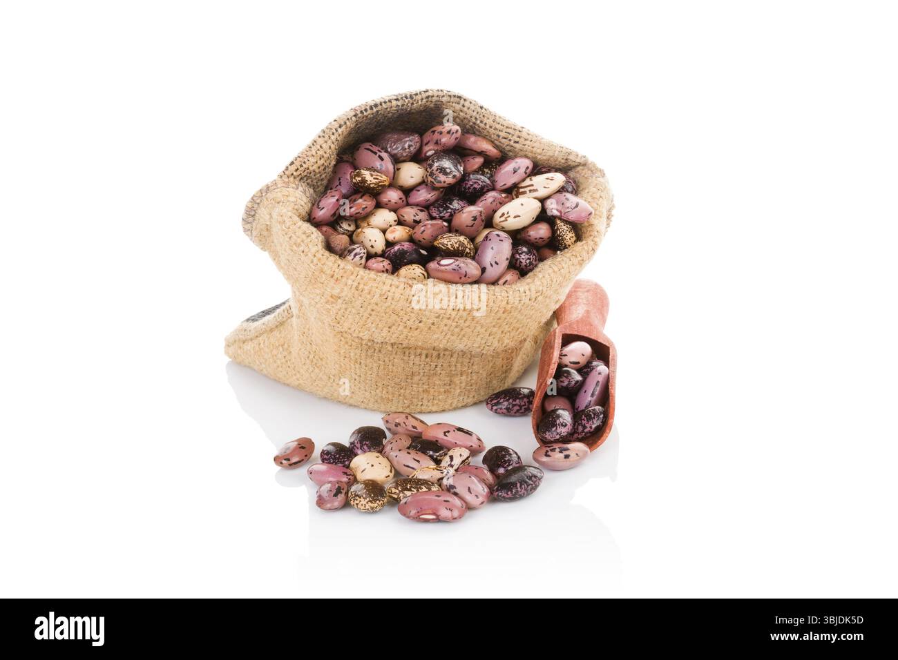 Fagioli pinzati in borsa con sessola in legno isolata su sfondo bianco. Mangiare leguminose in modo sano Foto Stock