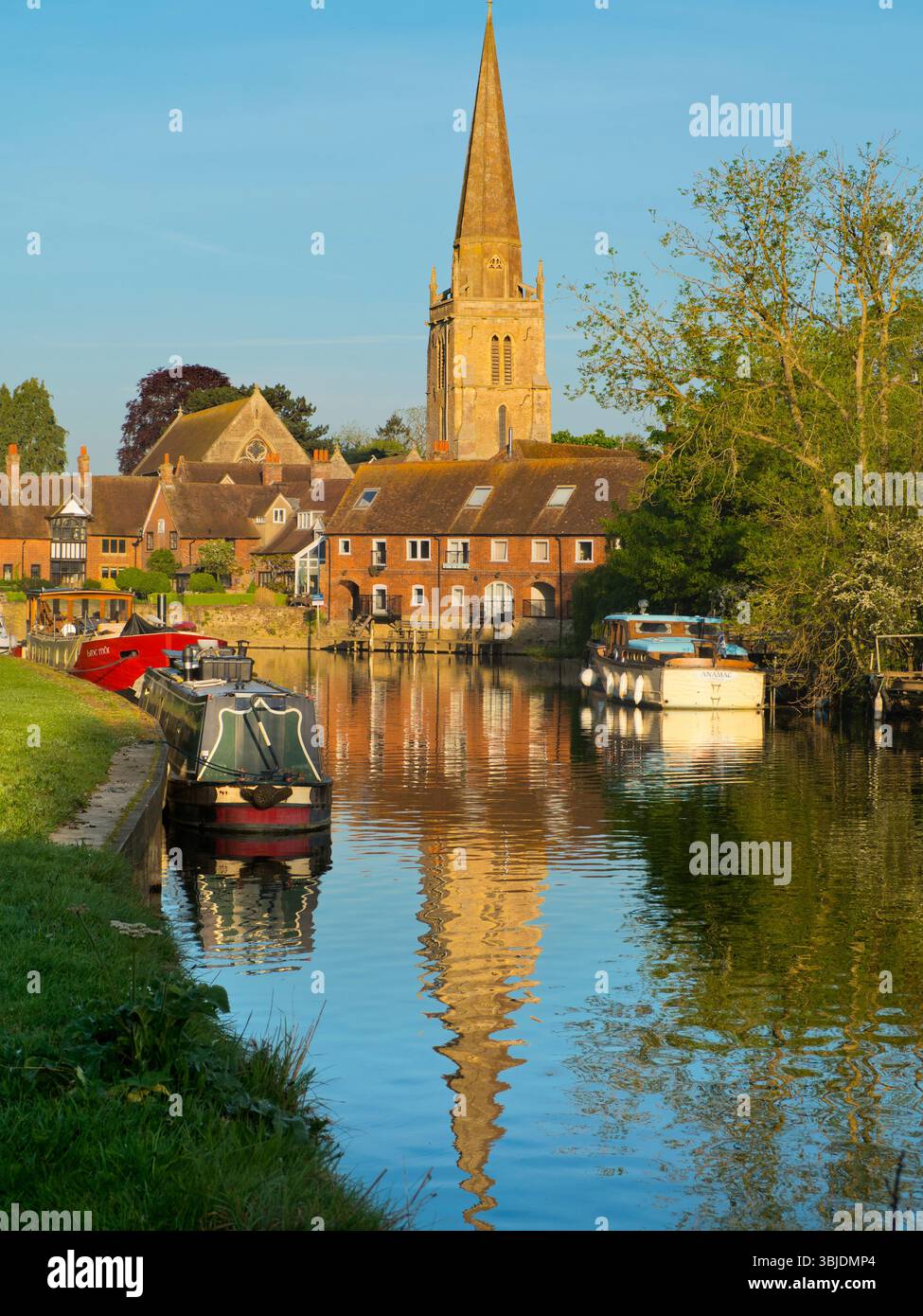 vista all'alba del Tamigi ad Abingdon, tra cui i luoghi di interesse locali della chiesa di Sant'Elena e del molo. Il Wharf è un luogo di bellezza famoso sul fiume, Just Foto Stock