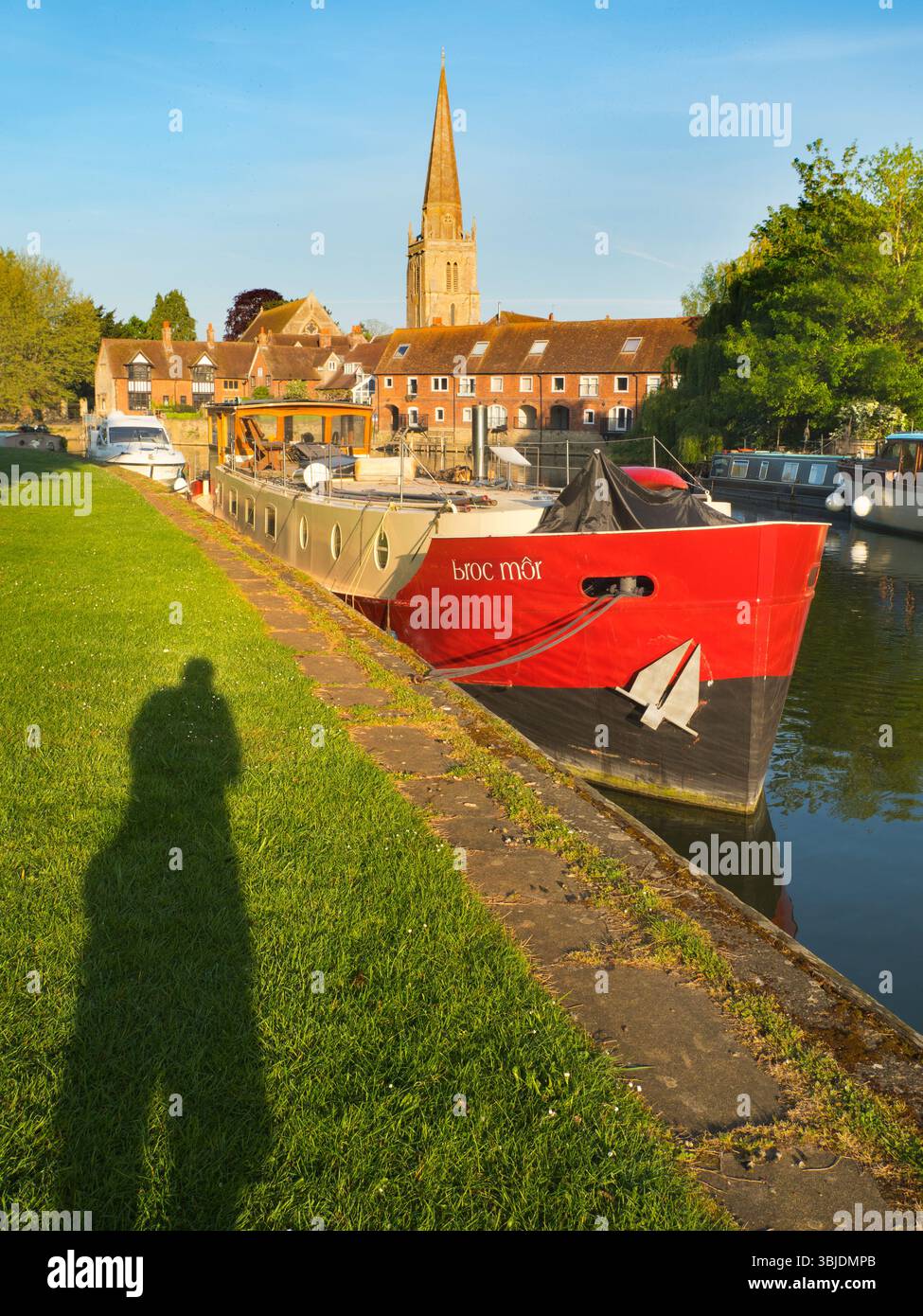 vista all'alba del Tamigi ad Abingdon, tra cui i luoghi di interesse locali della chiesa di Sant'Elena e del molo. Il Wharf è un luogo di bellezza famoso sul fiume, Just Foto Stock