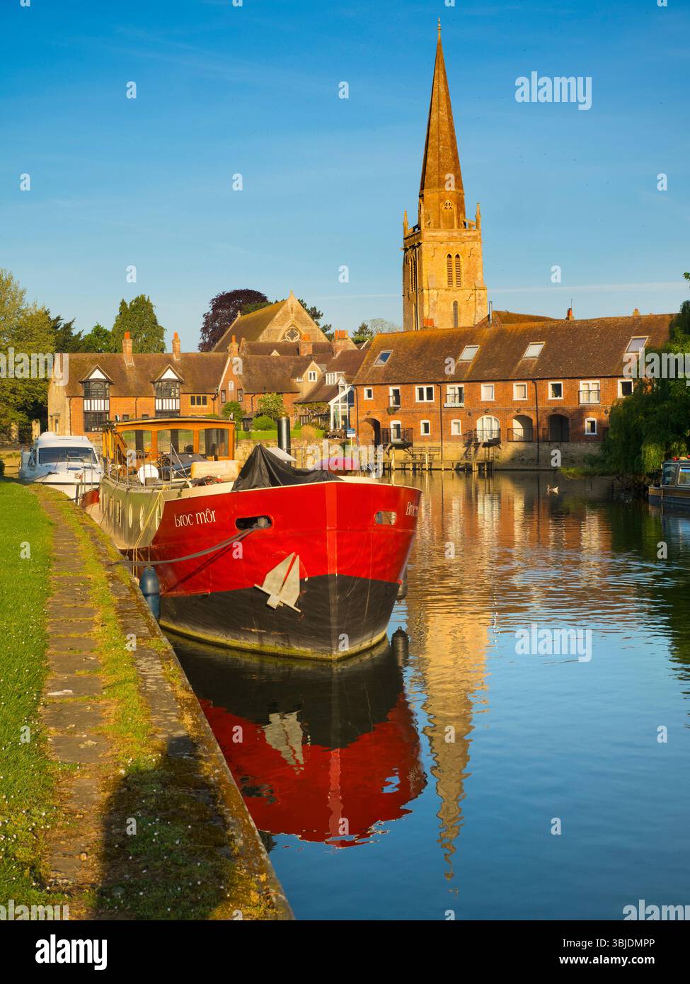 vista all'alba del Tamigi ad Abingdon, tra cui i luoghi di interesse locali della chiesa di Sant'Elena e del molo. Il Wharf è un luogo di bellezza famoso sul fiume, Just Foto Stock