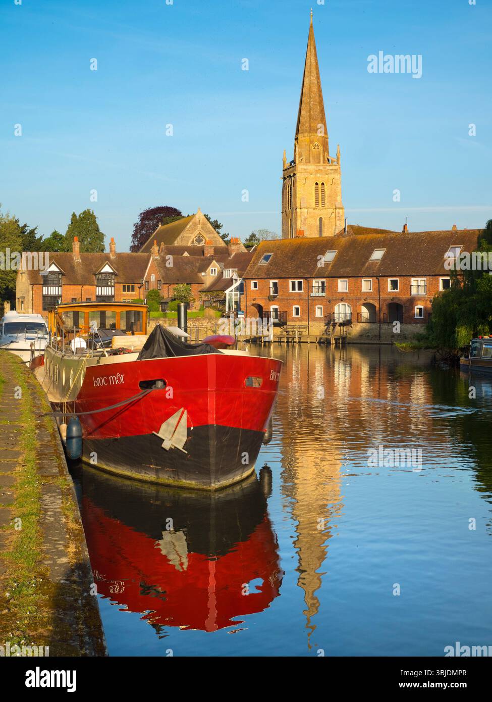 vista all'alba del Tamigi ad Abingdon, tra cui i luoghi di interesse locali della chiesa di Sant'Elena e del molo. Il Wharf è un luogo di bellezza famoso sul fiume, Just Foto Stock