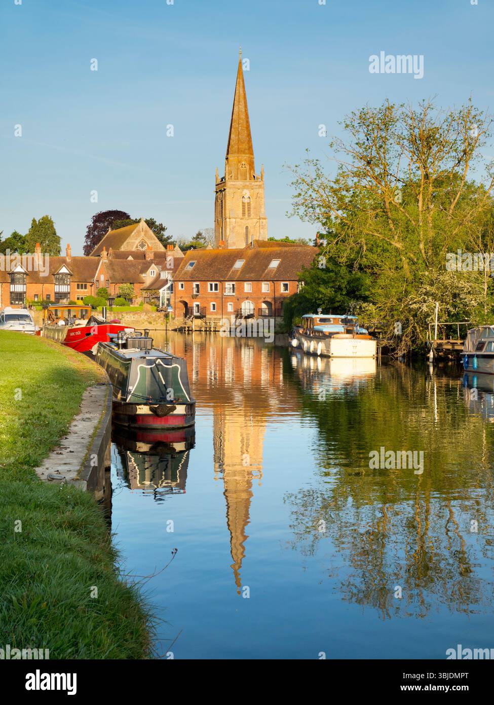 vista all'alba del Tamigi ad Abingdon, tra cui i luoghi di interesse locali della chiesa di Sant'Elena e del molo. Il Wharf è un luogo di bellezza famoso sul fiume, Just Foto Stock