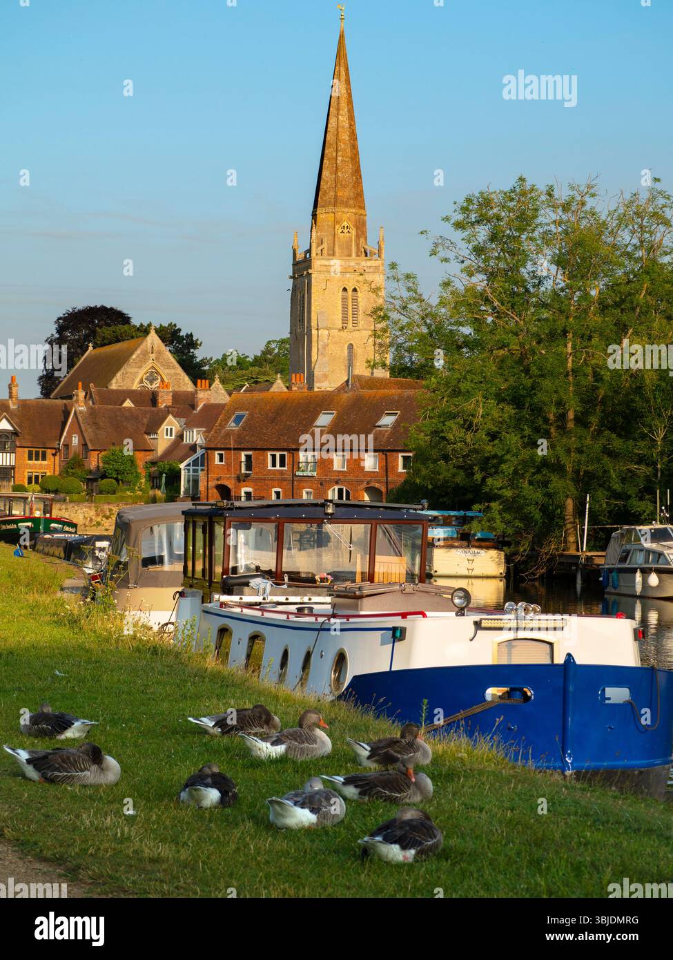 vista all'alba del Tamigi ad Abingdon, tra cui i luoghi di interesse locali della chiesa di Sant'Elena e del molo. Il Wharf è un luogo di bellezza famoso sul fiume, Just Foto Stock
