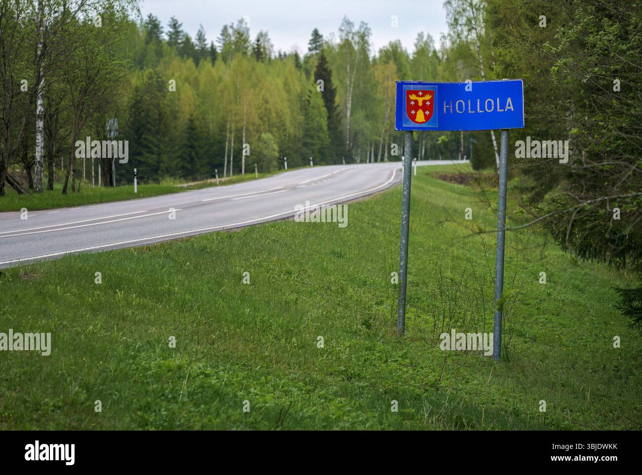 Hollola, Finlandia. 24 maggio 2025 - segnale d'ingresso della città di Hollola accanto a una strada in estate. Foto Stock