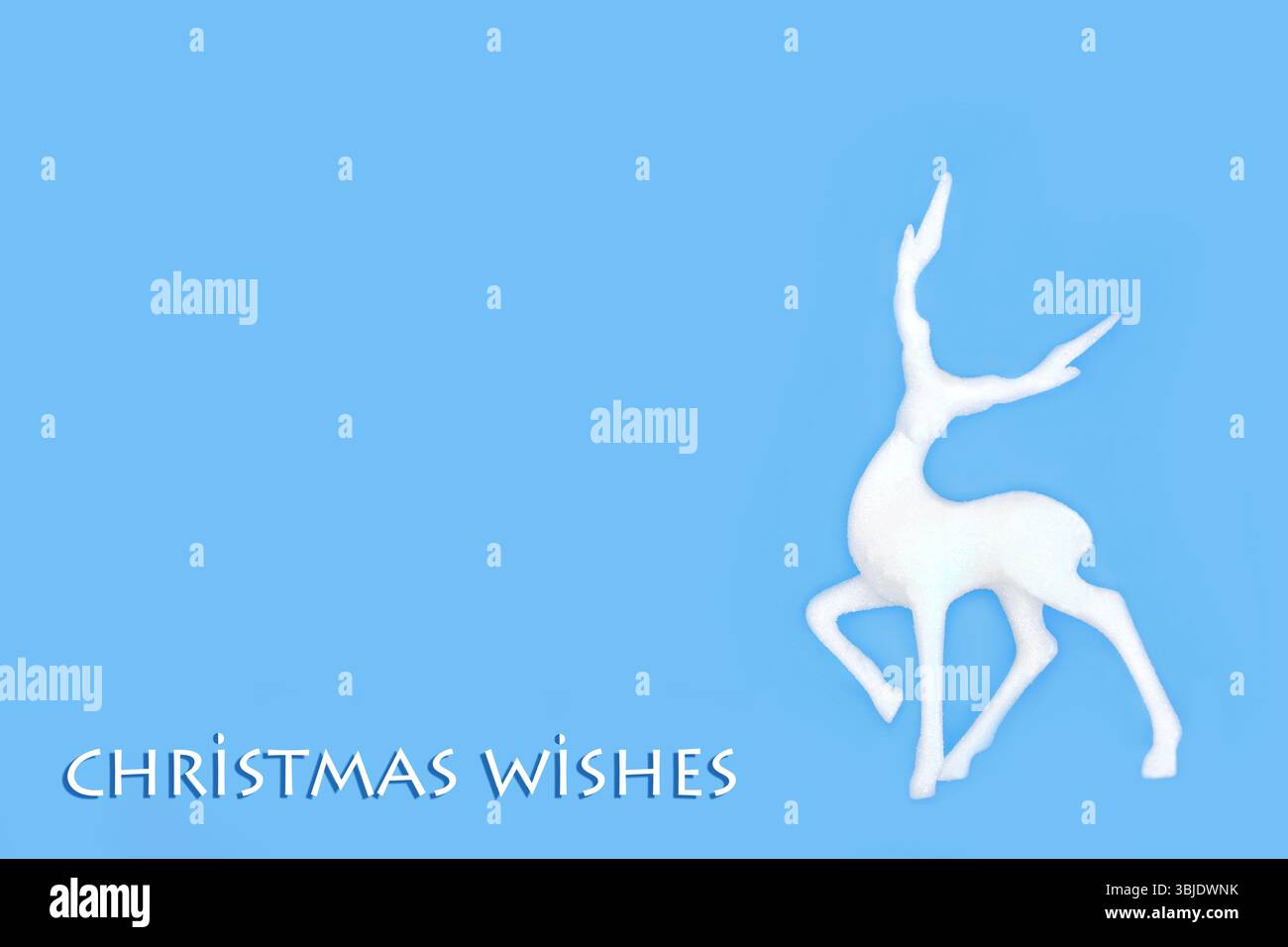 Natale augura una decorazione magica di alberi di renna su sfondo blu con testo. Fantasia creatura mitologica natalizia per le festività natalizie. Foto Stock
