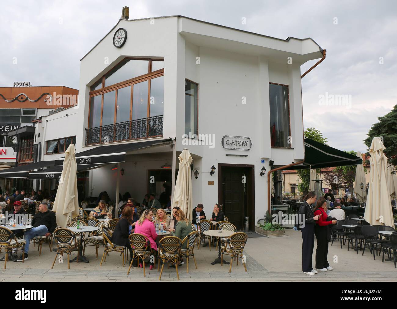 Prizren, Kosovo-30 maggio 2025: Persone non identificate che si godono un drink al popolare Cafe locale Gatsby in Piazza Sadirvan Foto Stock