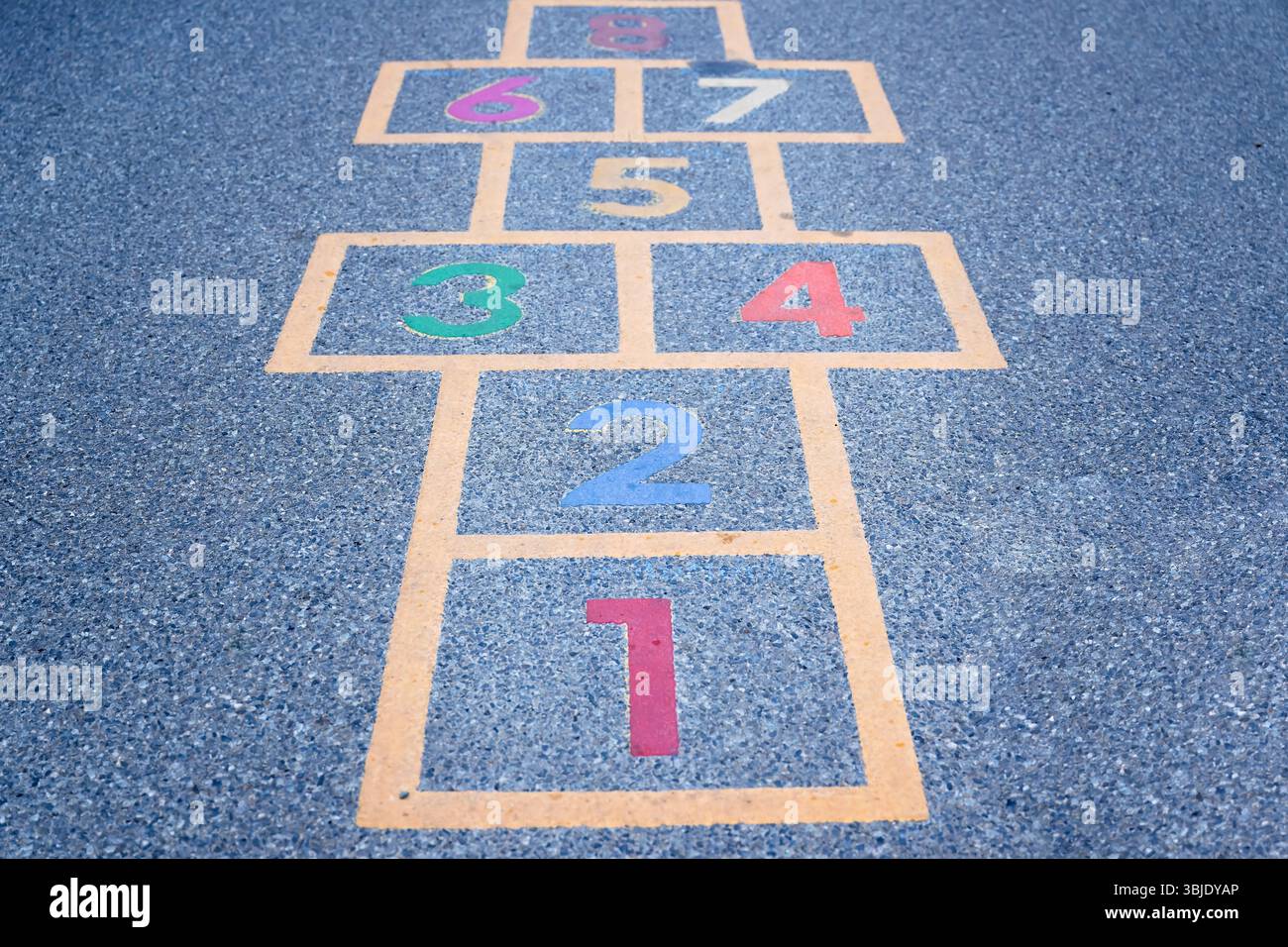 marcatura hopscotch sul sentiero del marciapiede, passatempo della scuola dell'infanzia Foto Stock