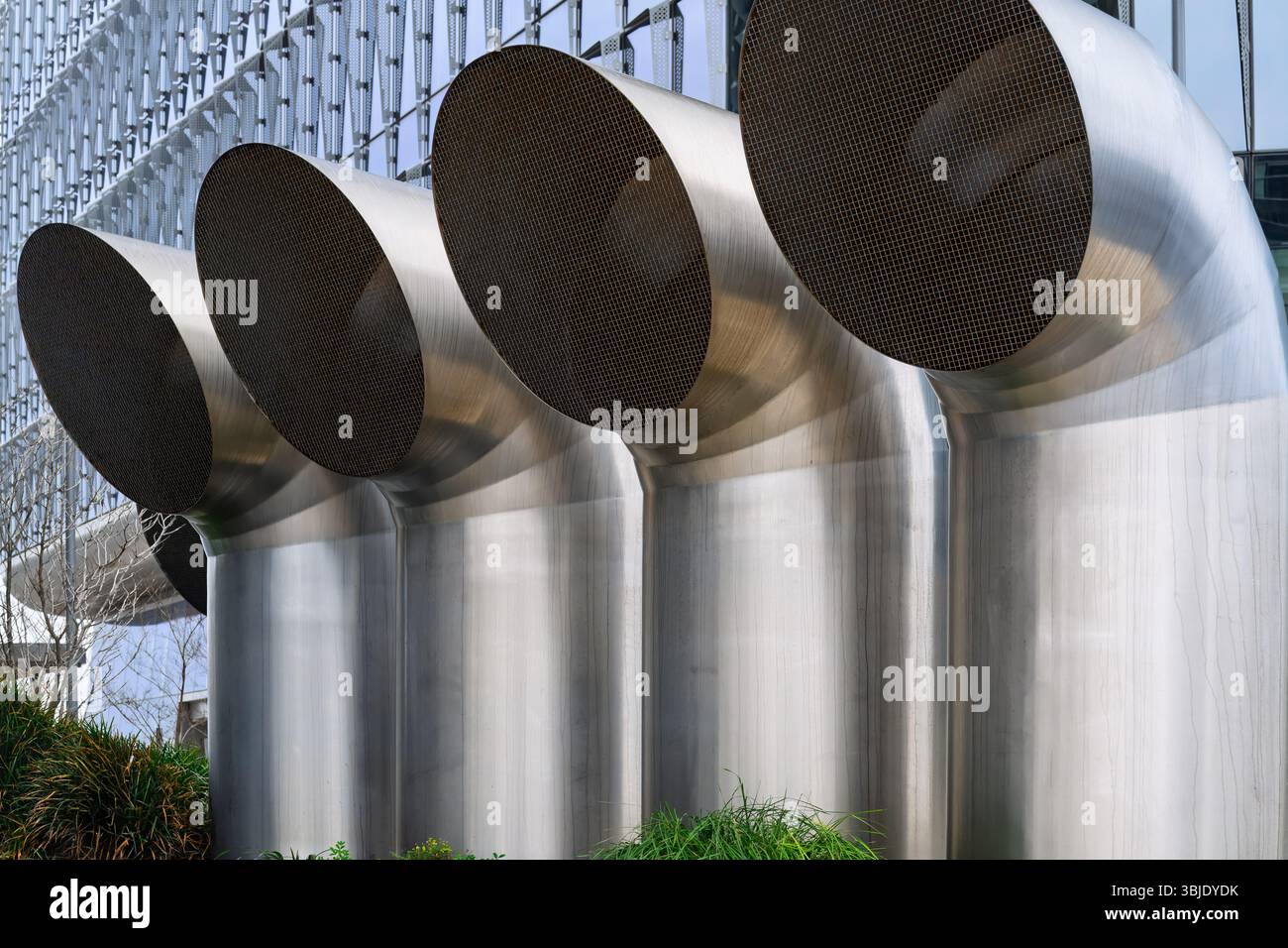 bocchette di scarico industriali, ventilazione di fabbrica in acciaio grande e moderna, design urbano Foto Stock
