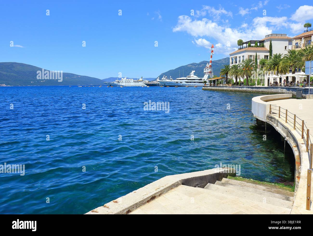 Vista delle barche sulla baia di Cattaro dalla Marina di Tivat Foto Stock