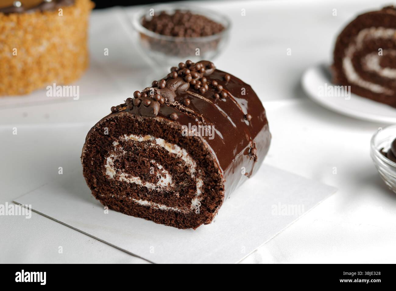 Torta al cioccolato, panino svizzero al cioccolato di prima qualità ripieno di crema al cioccolato. Foto Stock