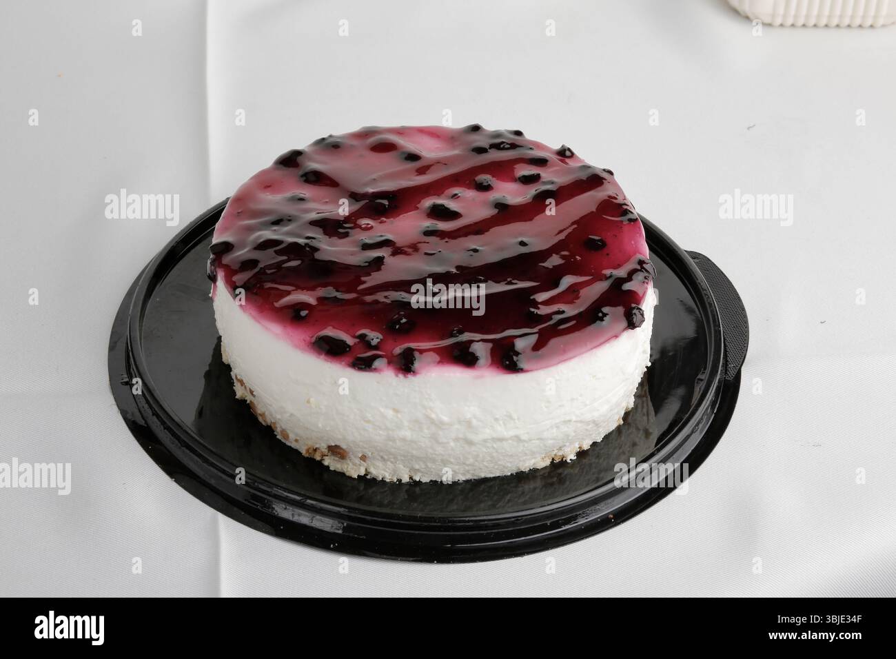 Mini cheesecake, stampo singolo per cheesecake con base per biscotti, isolato su sfondo bianco. Foto Stock