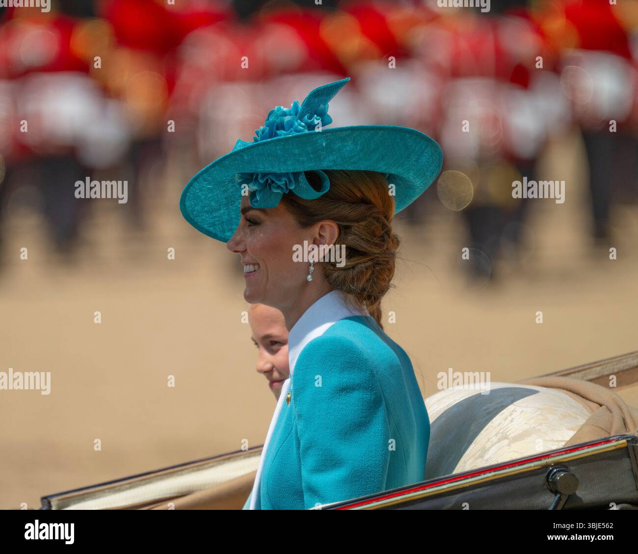 Horse Guards Parade, Londra, Regno Unito. 14 giugno 2025. Trooping the Colour, la parata ufficiale del compleanno di re Carlo III, si svolge quest'anno sulla Horse Guards Parade con il più antico reggimento d'esercito britannico, Coldstream Guards, Trooping the Color (flag) del 2nd Battalion Coldstream Guards. Oltre 1000 ufficiali e uomini sono in sfilata insieme a 200 cavalli e più di 200 musicisti militari. Immagine: Caterina, Principessa di Galles, lascia il terreno della sfilata in carrozza aperta con bambini. Crediti: Malcolm Park/Alamy Foto Stock
