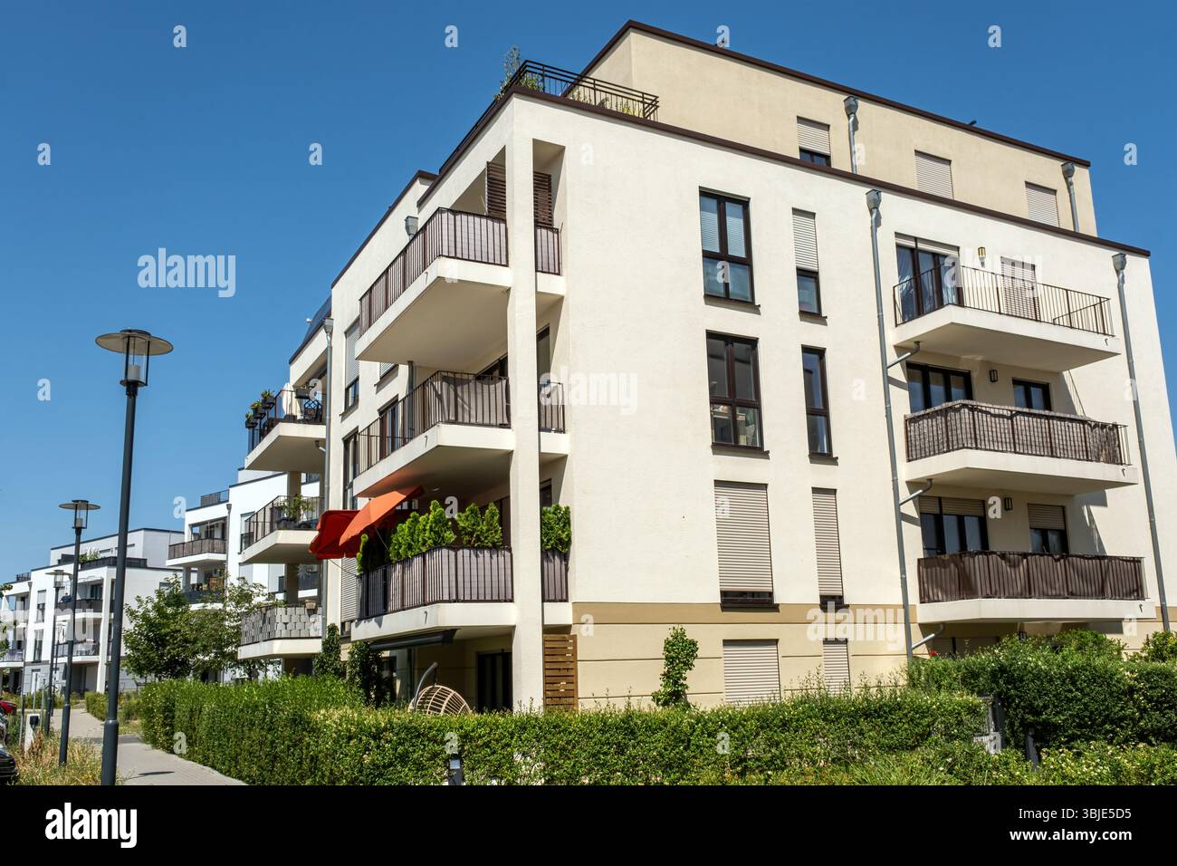 Edificio residenziale multifamiliare bianco visto in Germania Foto Stock