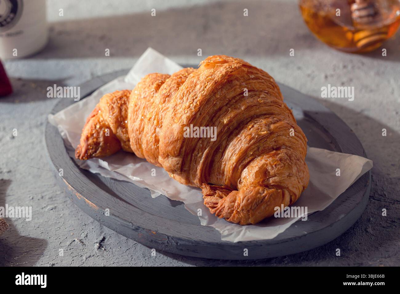 Croissant francese classico, pasticceria tradizionale dorata e friabile. Foto Stock