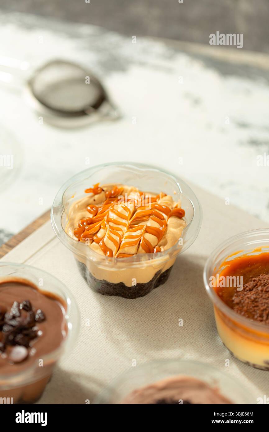 Mousse al caramello condita con salsa, elegante dolce occidentale freddo. Foto Stock