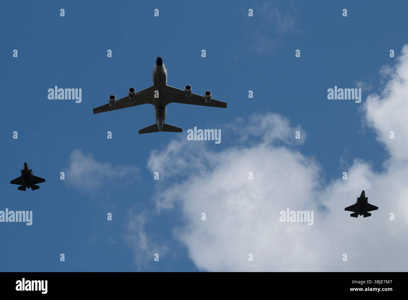 Giunto rivetto RC-135W e getti da caccia Lightning F-35 Foto Stock