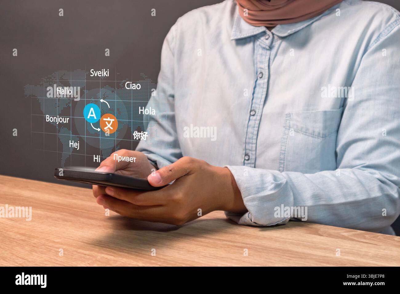 Una donna che usa uno smartphone per tradurre lingue diverse. Concetto di traduzione multilingue. Foto Stock