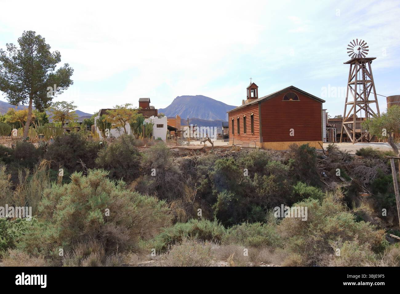 Una vista di case in stile occidentale ambientate per film, mini hollywood nel mezzo del deserto, a Tabernas, Almeria, Andalusia, Spagna Foto Stock