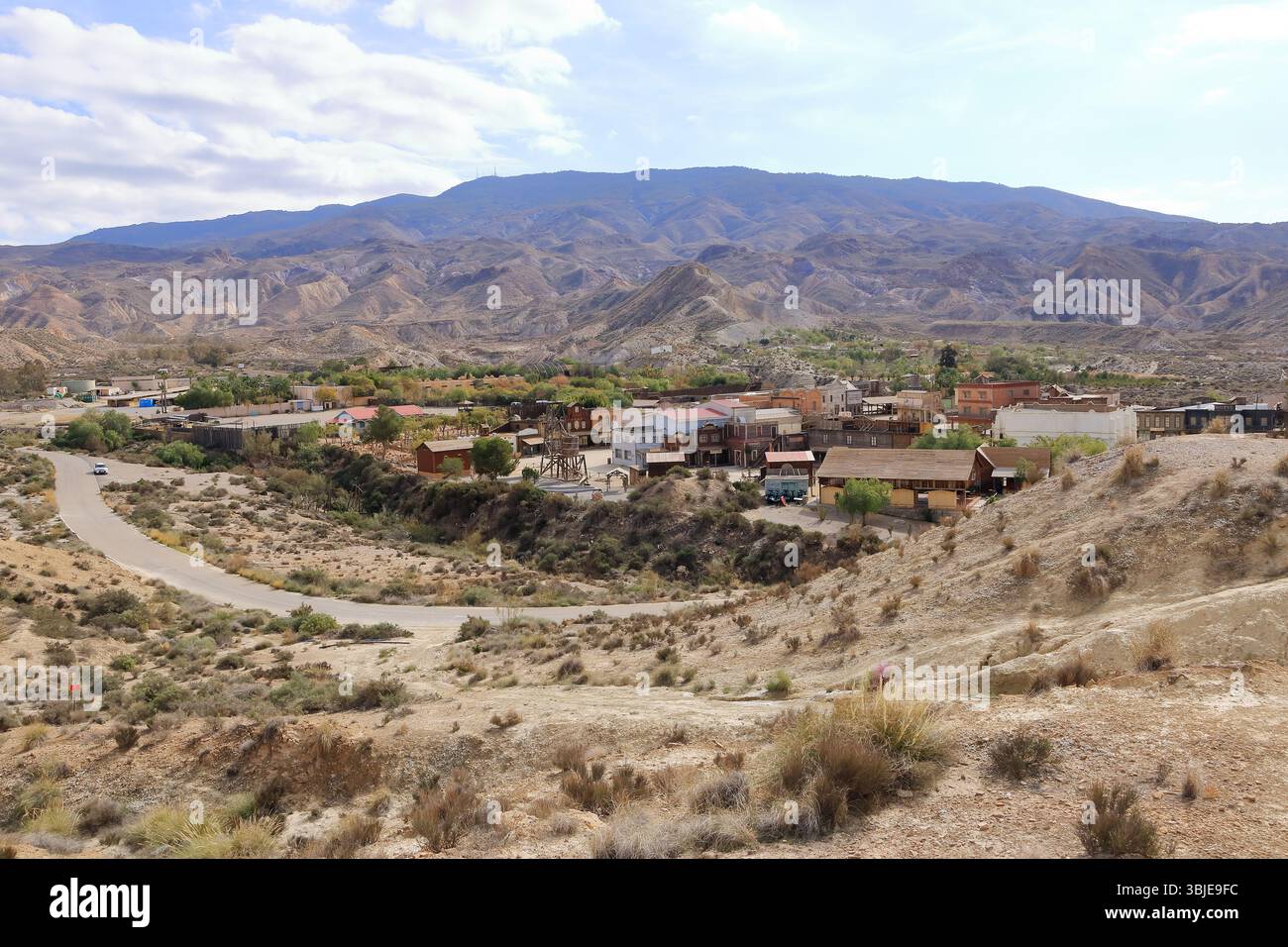 Una vista di case in stile occidentale ambientate per film, mini hollywood nel mezzo del deserto, a Tabernas, Almeria, Andalusia, Spagna Foto Stock