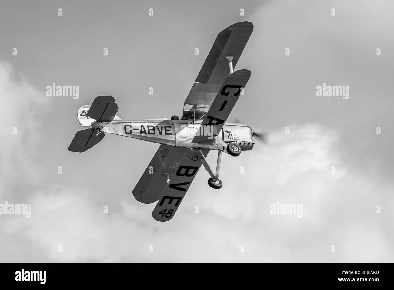 1932 Arrow Active, in volo al Military Air Show tenutosi a Shuttleworth il 31 maggio 2025. Foto Stock