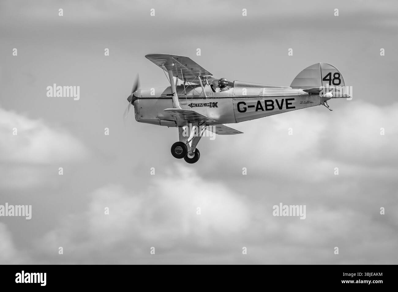 1932 Arrow Active, in volo al Military Air Show tenutosi a Shuttleworth il 31 maggio 2025. Foto Stock