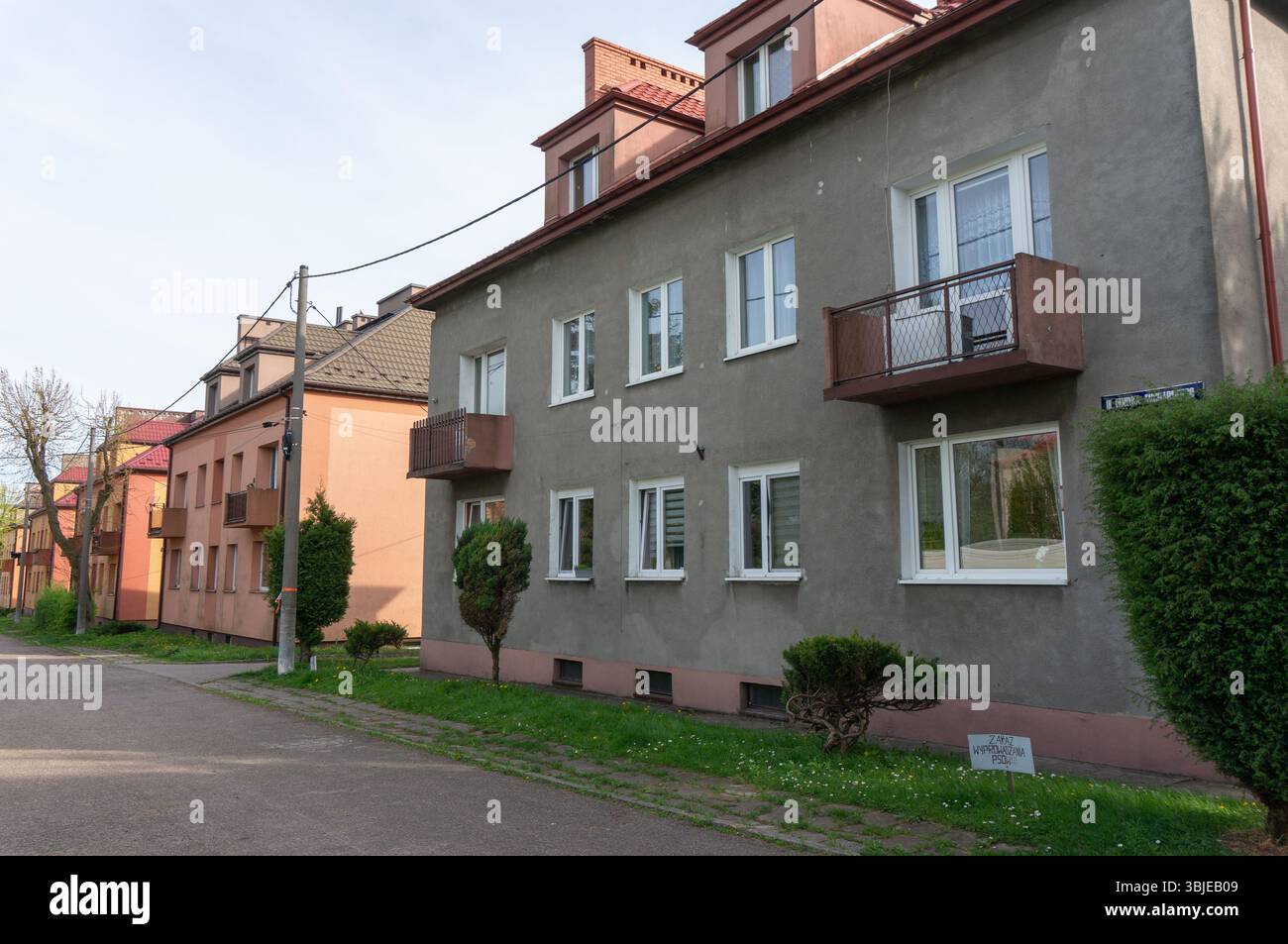 Henryka Sucharskiego Street, residenza costruita nel 1950 per cementisti. Wojkowice, Polonia. Foto Stock
