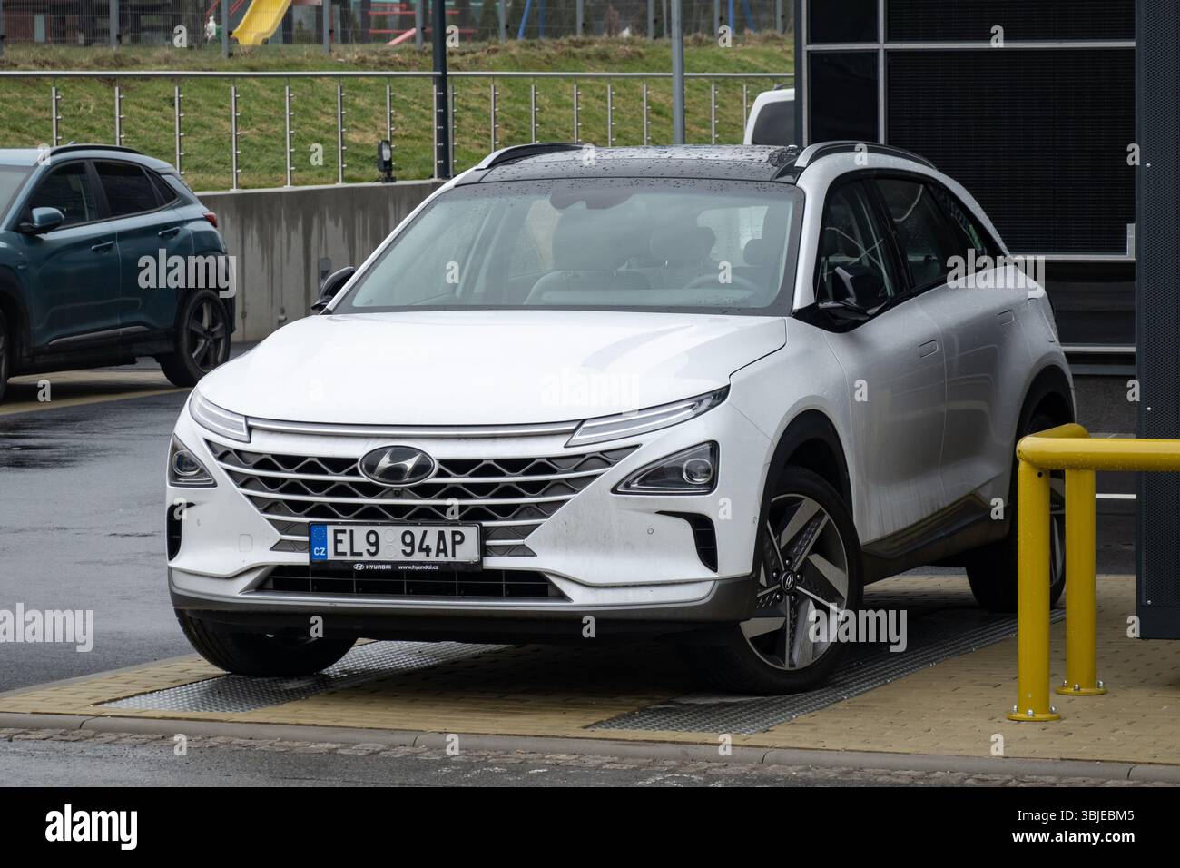OSTRAVA, CECHIA - 1 FEBBRAIO 2024: Cella a combustibile a idrogeno bianco Hyundai Nexo Mk1 FE parcheggiata vicino all'università VSB di Ostrava Foto Stock