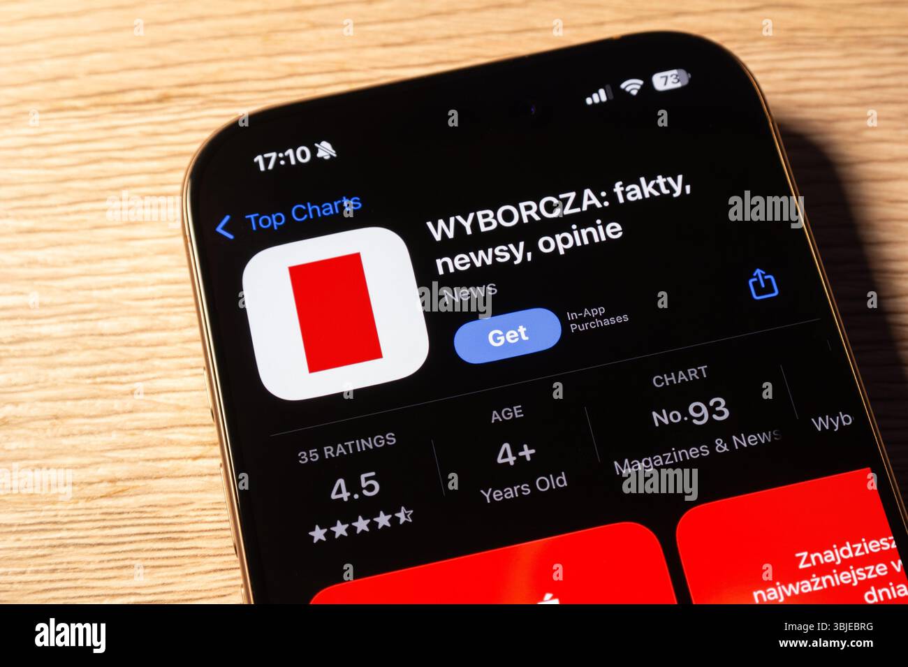 OSTRAVA, CECHIA - 28 GENNAIO 2025: Apple App Store con Wyborcza mobile news application Foto Stock