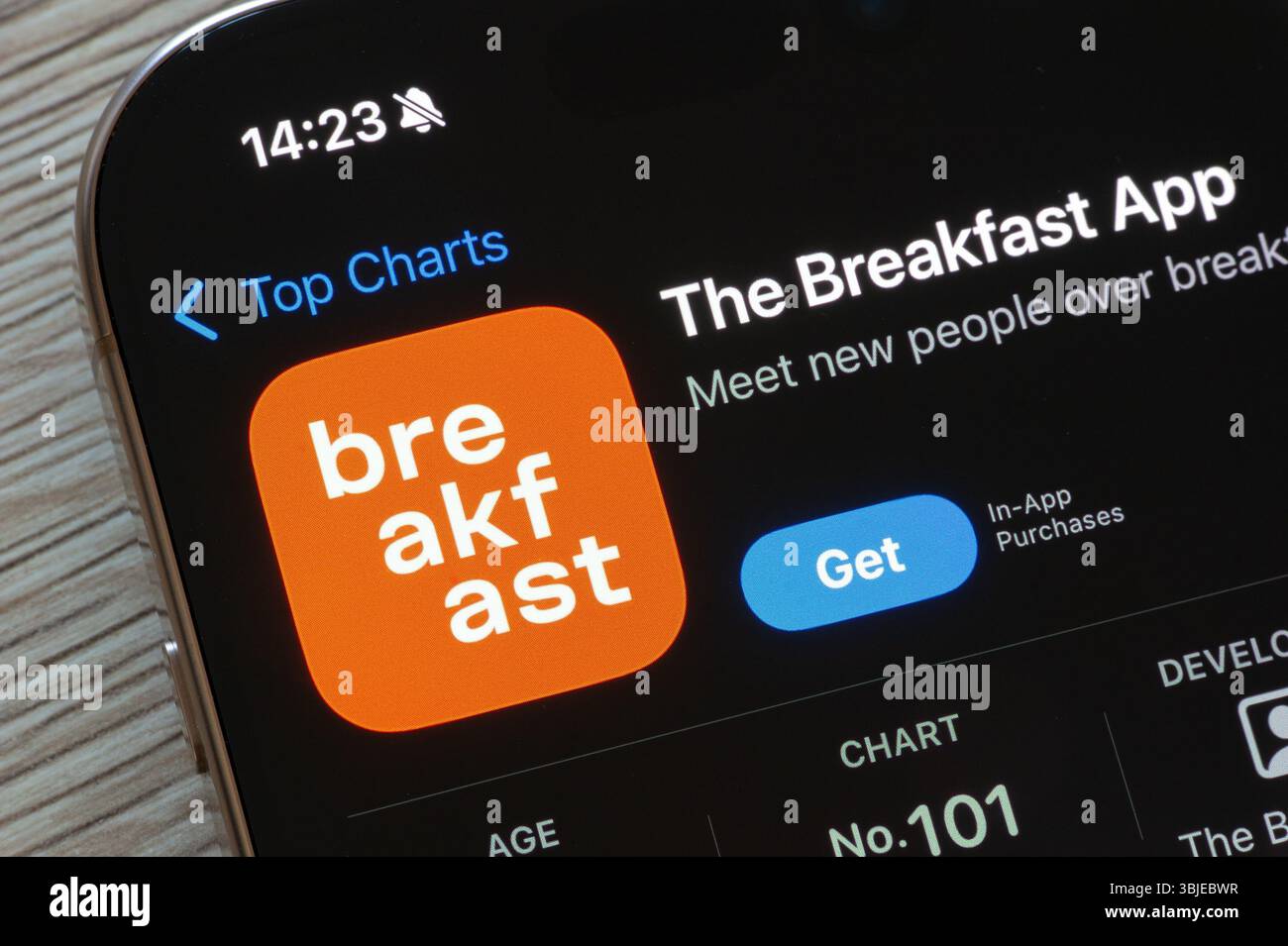 OSTRAVA, CECHIA - 23 NOVEMBRE 2024: Apple App Store con l'App Breakfast per incontrare nuove persone da installare Foto Stock
