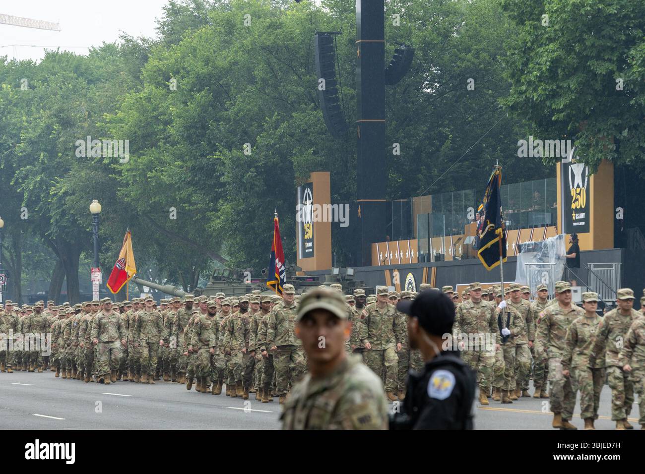 (250615) -- WASHINGTON, 15 giugno 2025 (Xinhua) -- Una parata militare si tiene a Washington, DC, negli Stati Uniti, 14 giugno 2025. Sabato il presidente degli Stati Uniti Donald Trump ha ospitato una parata militare a Washington, DC, in occasione del 250° anniversario dell'esercito, con la partecipazione di oltre 6.000 soldati, 120 veicoli e un cavalcavia. La parata, al costo di circa 45 milioni di dollari, si è svolta in mezzo a proteste "No Kings" organizzate a livello nazionale per "respingere) l'autoritarismo, la politica miliardaria e la militarizzazione della nostra democrazia" da parte dell'amministrazione Trump. (Xinhua/Hu Youson Foto Stock