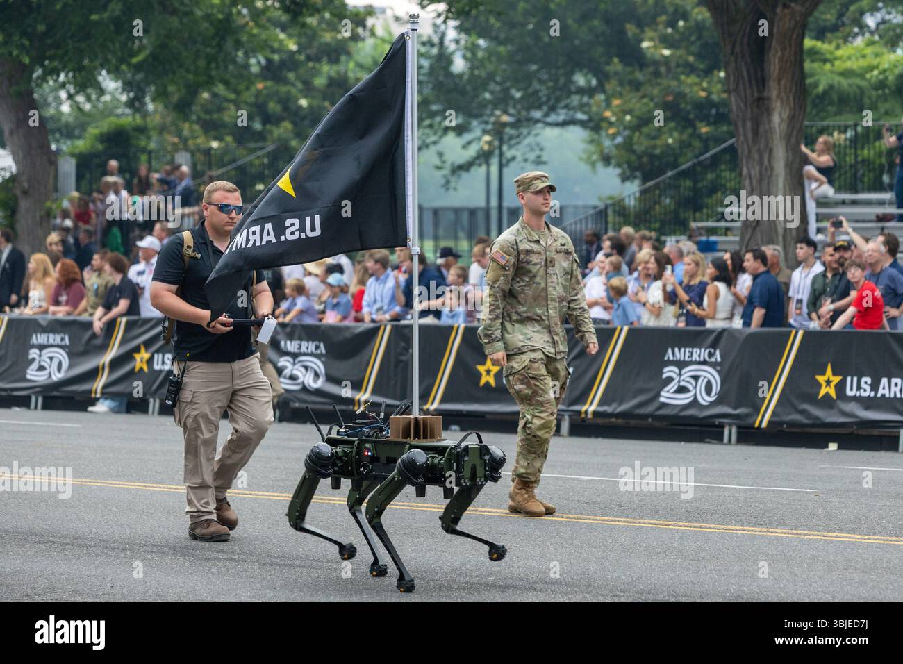 (250615) -- WASHINGTON, 15 giugno 2025 (Xinhua) -- Una parata militare si tiene a Washington, DC, negli Stati Uniti, 14 giugno 2025. Sabato il presidente degli Stati Uniti Donald Trump ha ospitato una parata militare a Washington, DC, in occasione del 250° anniversario dell'esercito, con la partecipazione di oltre 6.000 soldati, 120 veicoli e un cavalcavia. La parata, al costo di circa 45 milioni di dollari, si è svolta in mezzo a proteste "No Kings" organizzate a livello nazionale per "respingere) l'autoritarismo, la politica miliardaria e la militarizzazione della nostra democrazia" da parte dell'amministrazione Trump. (Xinhua/Hu Youson Foto Stock