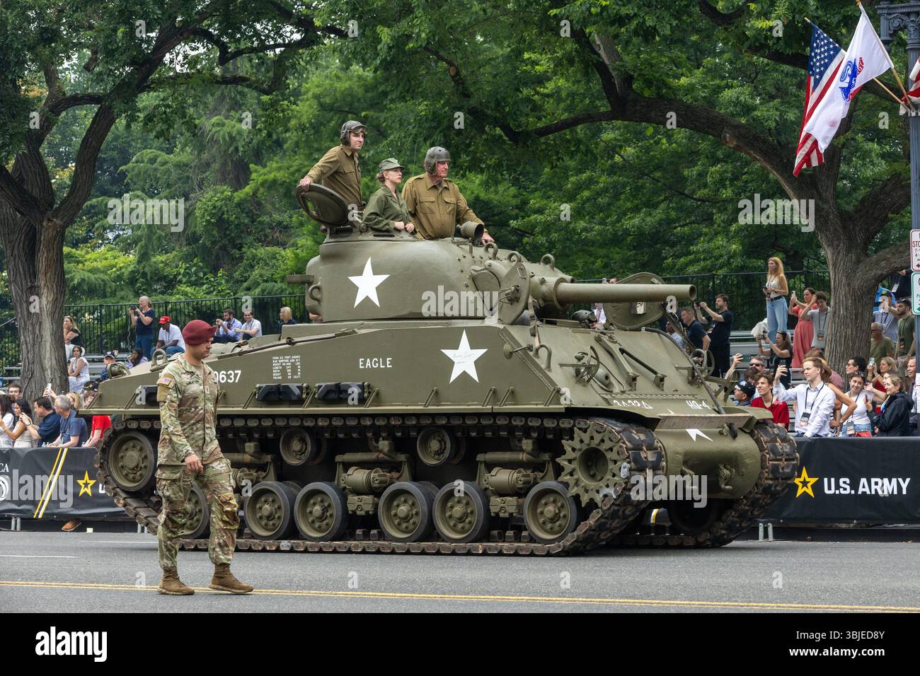 (250615) -- WASHINGTON, 15 giugno 2025 (Xinhua) -- Una parata militare si tiene a Washington, DC, negli Stati Uniti, 14 giugno 2025. Sabato il presidente degli Stati Uniti Donald Trump ha ospitato una parata militare a Washington, DC, in occasione del 250° anniversario dell'esercito, con la partecipazione di oltre 6.000 soldati, 120 veicoli e un cavalcavia. La parata, al costo di circa 45 milioni di dollari, si è svolta in mezzo a proteste "No Kings" organizzate a livello nazionale per "respingere) l'autoritarismo, la politica miliardaria e la militarizzazione della nostra democrazia" da parte dell'amministrazione Trump. (Xinhua/Hu Youson Foto Stock