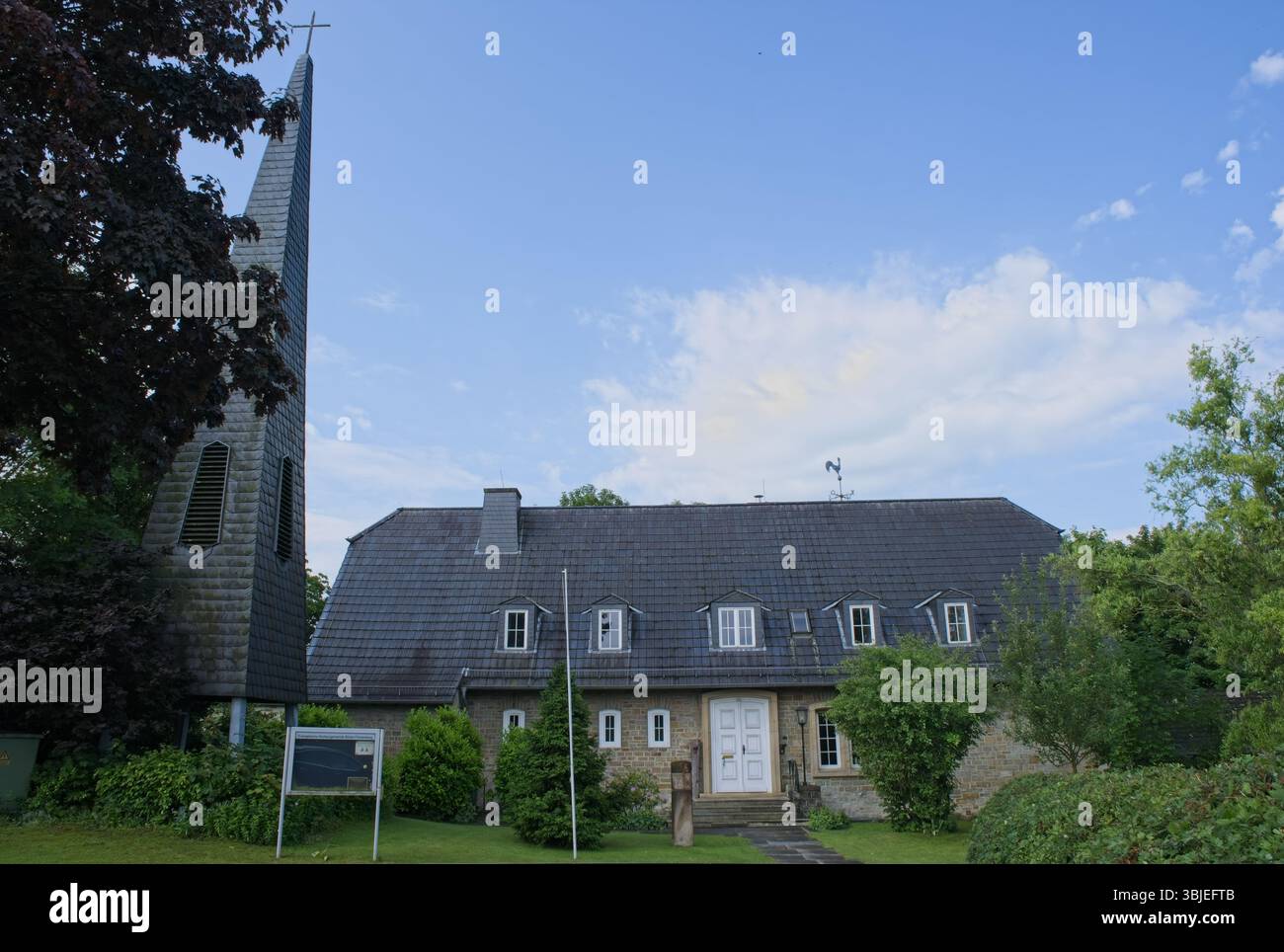 Buren, Germania - 1 giugno 2025: Una villa costruita dai detenuti tra il 1939 e il 1942 per il capo architetto di Himmler Hermann Bartels. Giorno di primavera. Selectiv Foto Stock