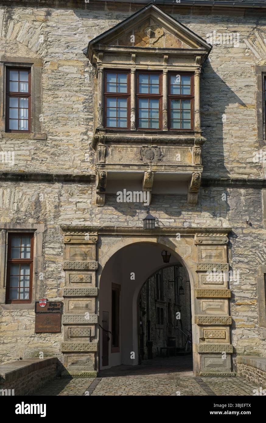 Buren, Germania - 1 giugno 2025: Nel 1933 il Reichsfuhrer SS Heinrich Himmler affittò il castello di Wewelsburg per 100 anni per usarlo come quartier generale del suo temuto Foto Stock