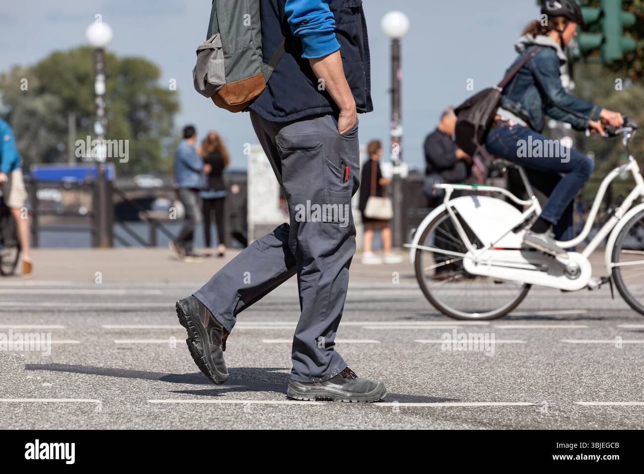 artigiano con zaino in viaggio per il lavoro Foto Stock