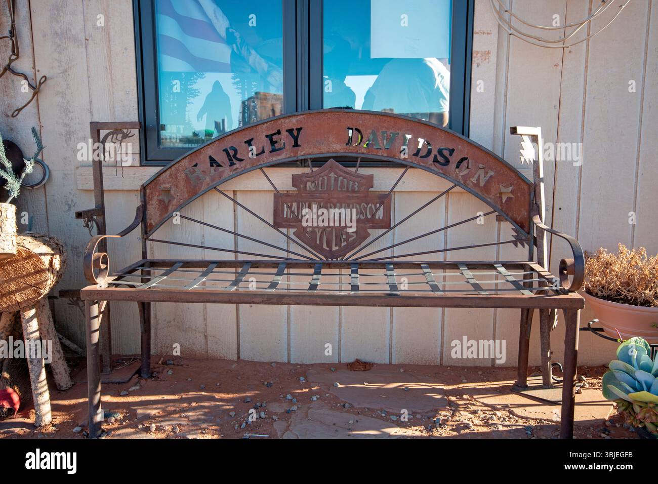 Banco di ferro Harley Davidson all'esterno del negozio Navajo Arts and Crafts di John Ford's Point, Monument Valley Navajo Tribal Park, Arizona, USA Foto Stock