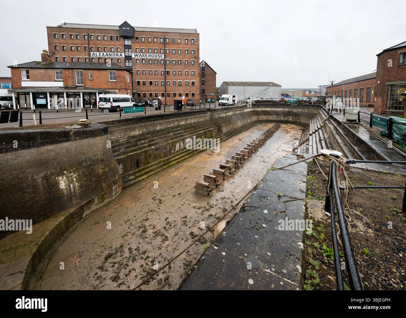 Grande bacino di carenaggio al largo del bacino principale, Gloucester Docks, Gloucester, Regno Unito Foto Stock