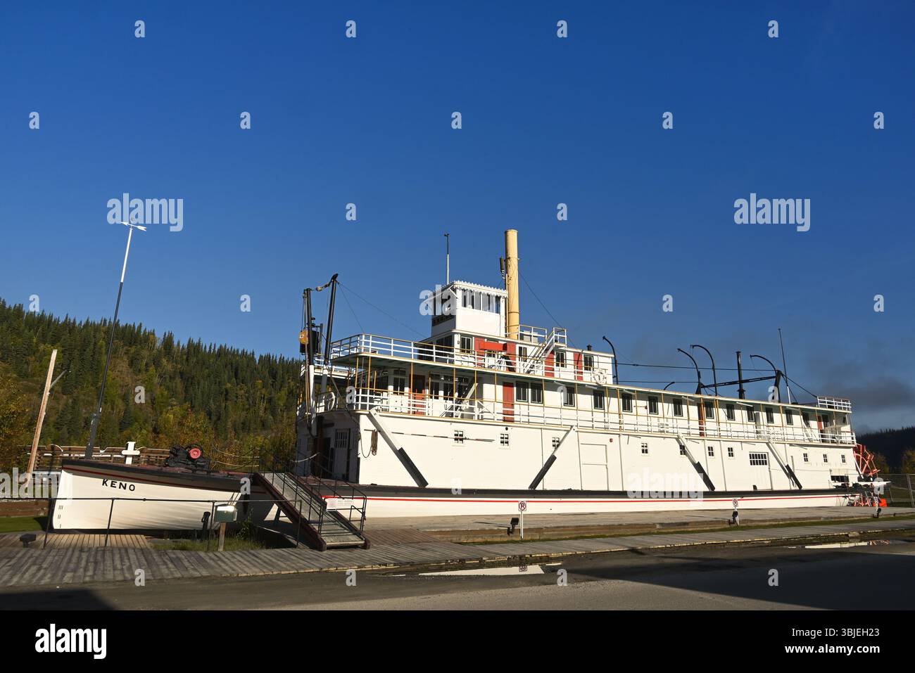 A Dawson City, Yukon, Canada, la nave passeggeri "Keno" è conservata come patrimonio storico della corsa all'oro della fine del XIX secolo. Foto Stock
