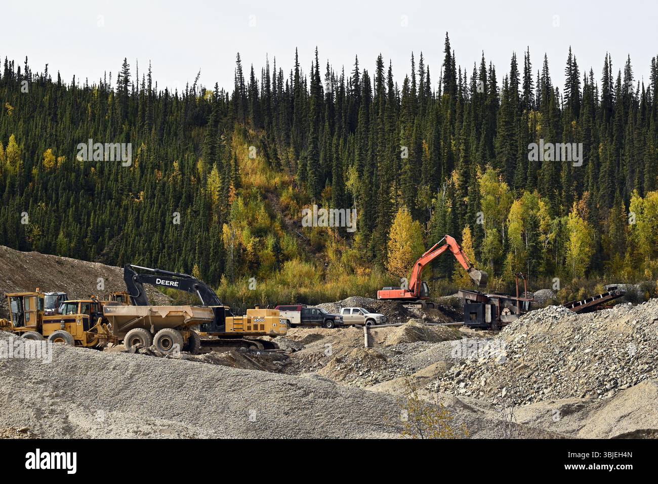 Nella valle del Klondike, vicino alla città di Dawson City, Yukon, Canada, alcune piccole aziende cercano ancora oro. Foto Stock