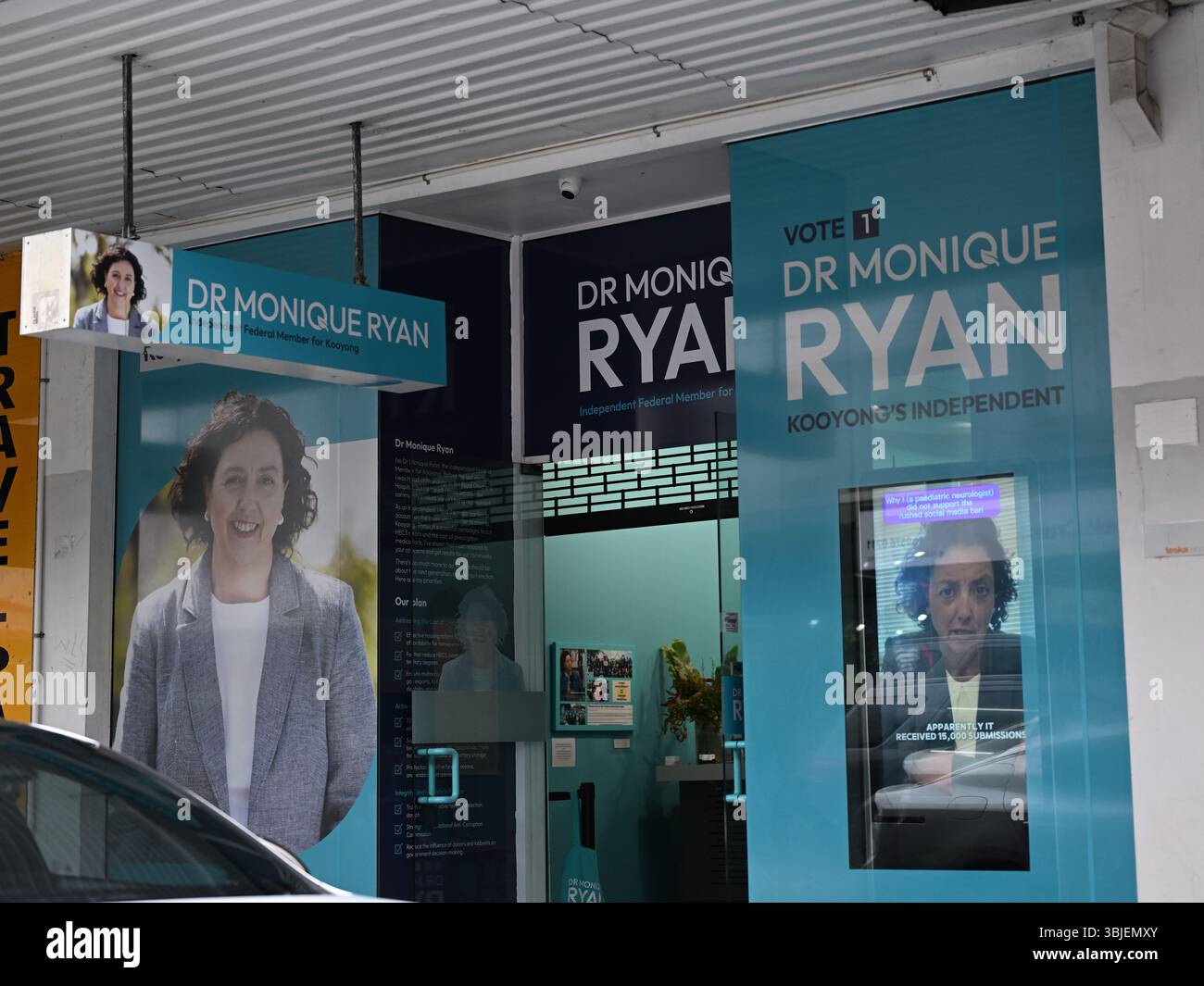 Esterno dell'ufficio della campagna elettorale di Glenferrie Rd per il politico indipendente Dr. Monique Ryan, con molte immagini del suo volto Foto Stock