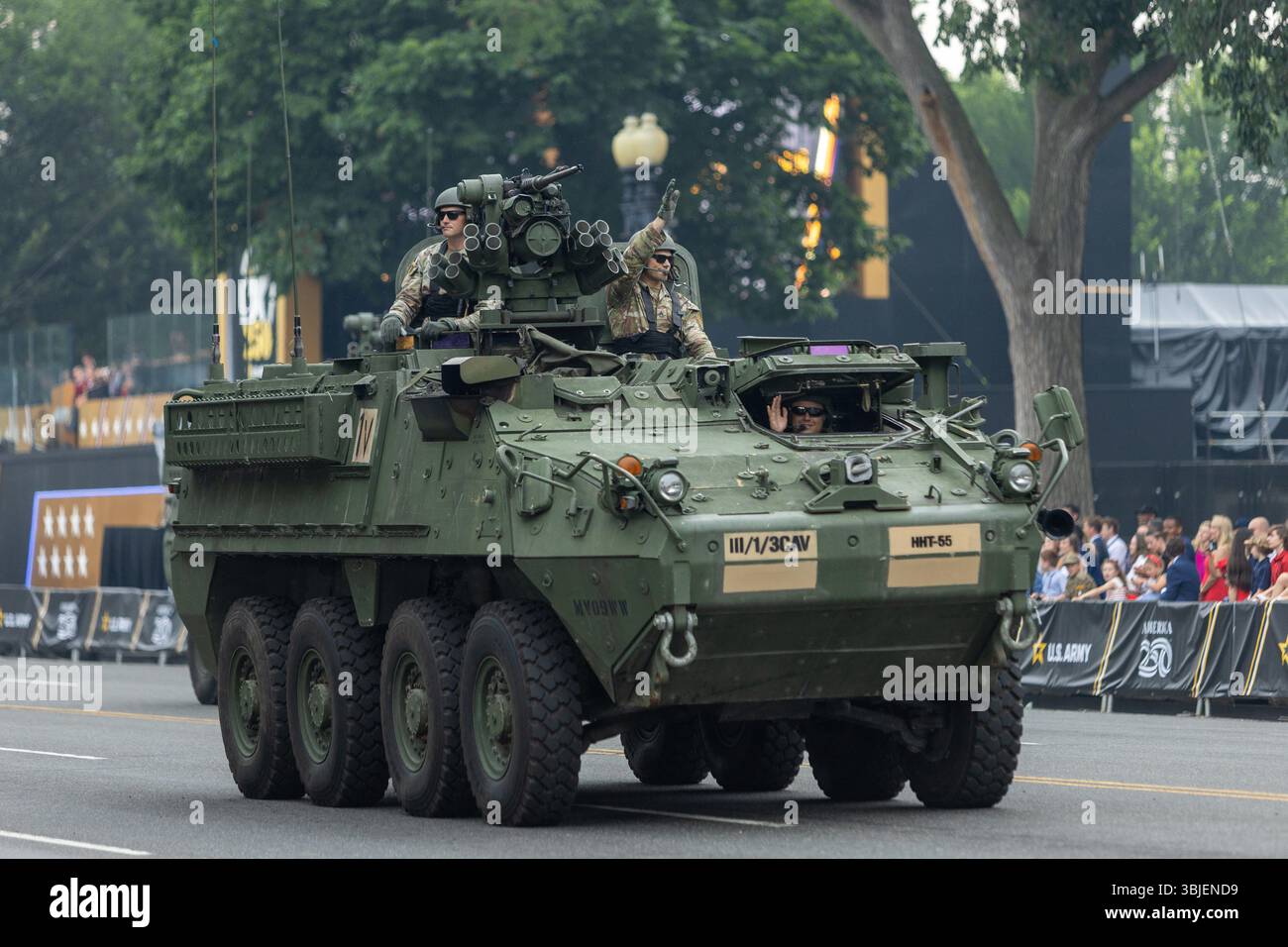 (250615) -- WASHINGTON, 15 giugno 2025 (Xinhua) -- Una parata militare si tiene a Washington, DC, negli Stati Uniti, il 14 giugno 2025. Sabato il presidente degli Stati Uniti Donald Trump ha ospitato una parata militare a Washington, DC, in occasione del 250° anniversario dell'esercito, con la partecipazione di oltre 6.000 soldati, 120 veicoli e un cavalcavia. La parata, al costo di circa 45 milioni di dollari, si è svolta in mezzo a proteste "No Kings" organizzate a livello nazionale per "respingere) l'autoritarismo, la politica miliardaria e la militarizzazione della nostra democrazia" da parte dell'amministrazione Trump. (Xinhua/Hu tu Foto Stock