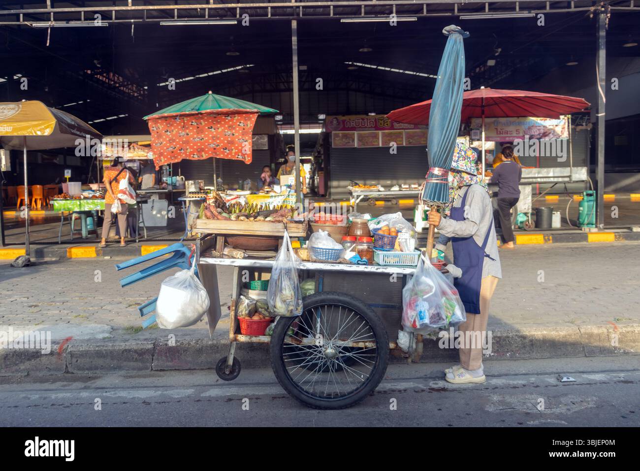 SAMUT PRAKAN, TAILANDIA, 24 aprile 2025, fornitore di insalate Papaya con cucina mobile sulla strada del mattino Foto Stock