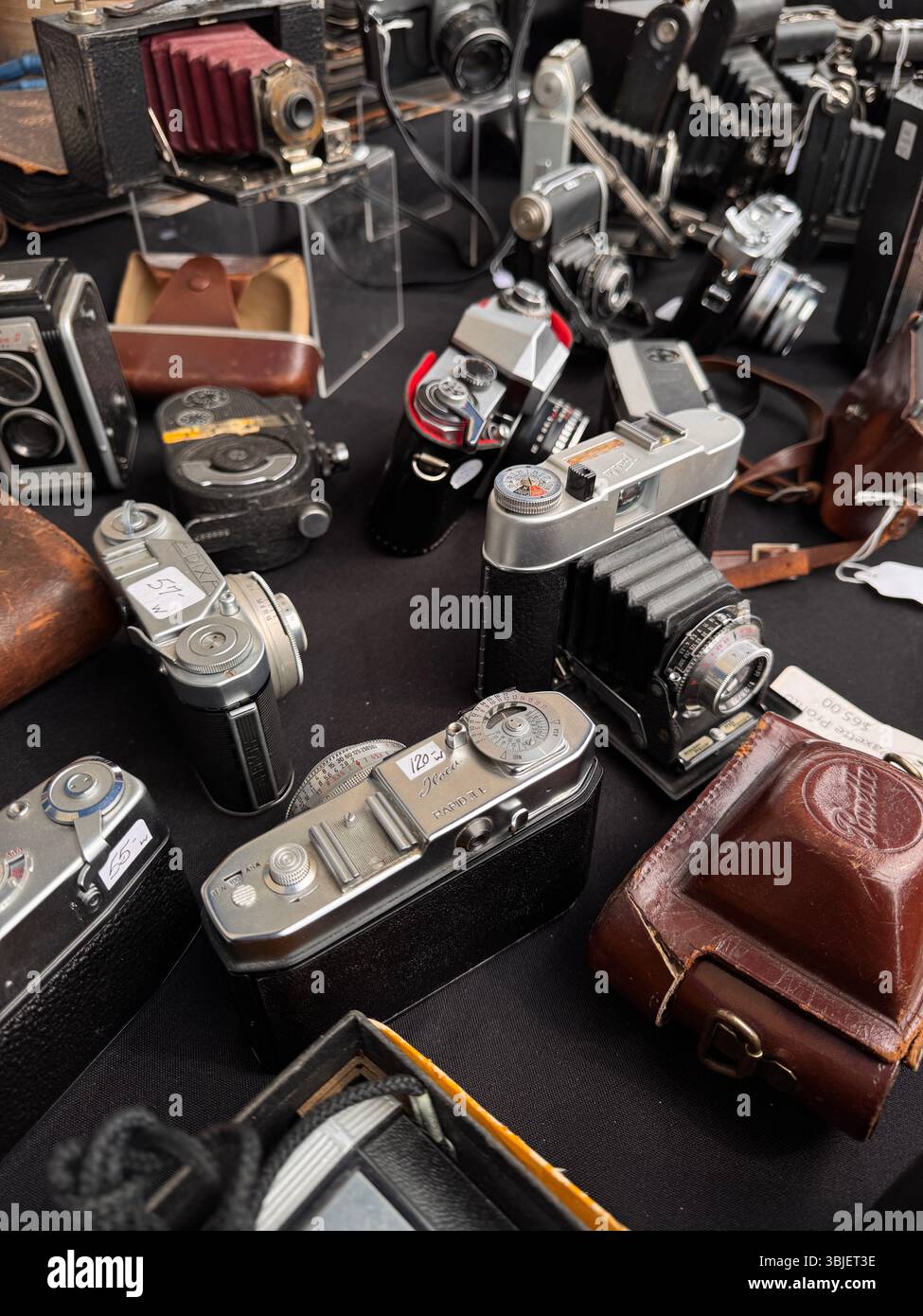 macchine fotografiche d'epoca sul tavolo di vendita Foto Stock