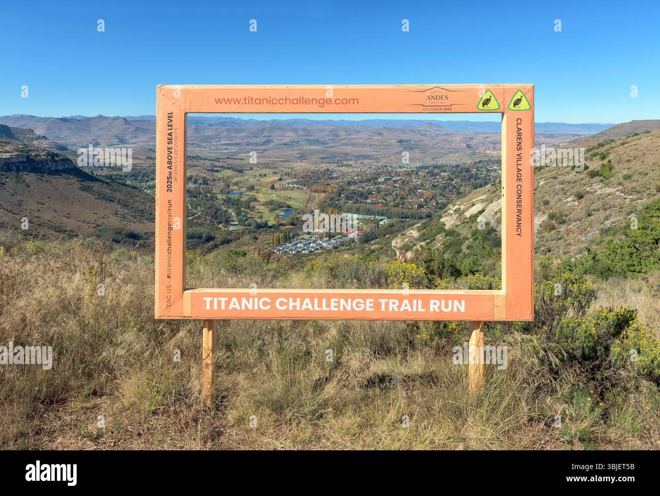 Clarens, Sud Africa - 7 maggio 2025: Clarens come visto attraverso il Titanic Challenge Trail Run immagine cornice sul Sky Contour Hiking and MTB Trail. Foto Stock