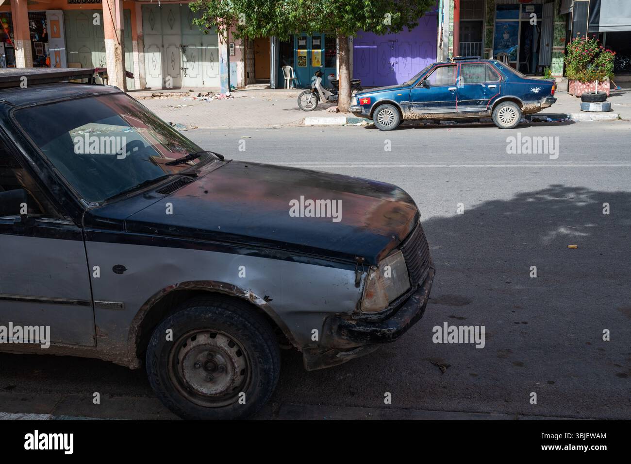 Ouagdou, MAROCCO - 6 OTTOBRE 2024: Vecchie auto sulla strada di una città provinciale marocchina. Foto Stock