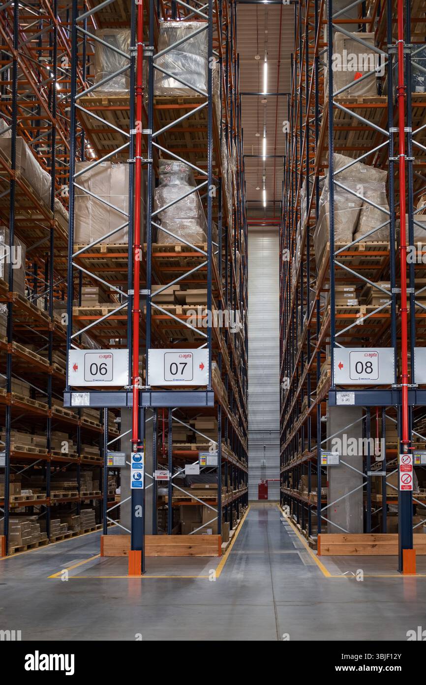 WROCLAW, POLONIA - 18 GENNAIO 2025: Scaffali in un magazzino alto del negozio Agata Meble Foto Stock