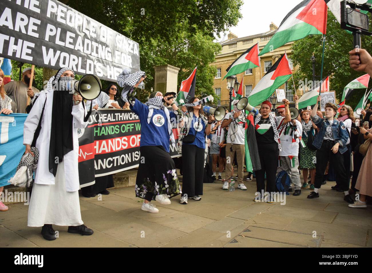 Londra, Regno Unito, 15 giugno 2025, poche centinaia di manifestanti convergono fuori Downing Street, dopo aver marciato da luoghi separati, a sostegno della marcia globale verso Gaza. Crediti: Will Colebourne/Alamy Live News Foto Stock